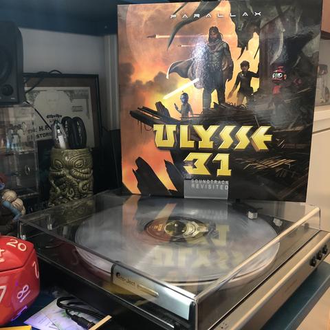 Photo d'une platine vinyle où tourne le disque Ulysse 31 Soundtrack Revisited par Parallax.