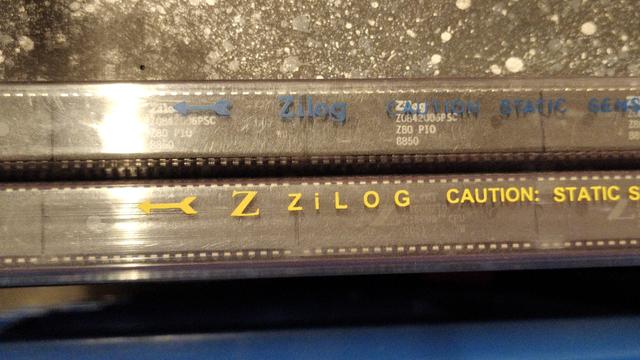 2 Stangen mit DIL-Chips beschriftet mit Zilog