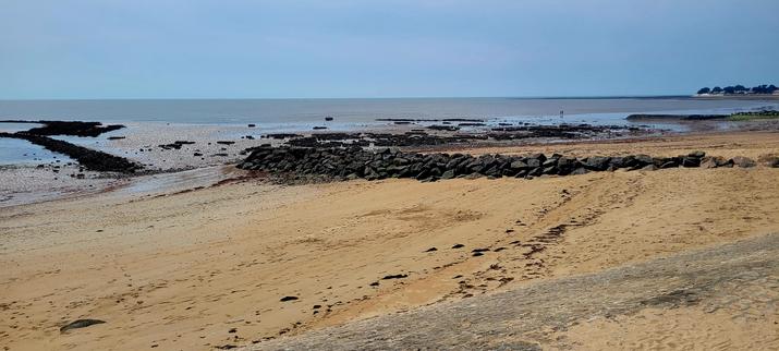 Plage déserte sur l'île de Noirmoutier. Le ciel est bleu mais un peu voilé.