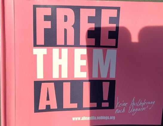 Fähnchen mit Aufschrift "Free Them All!"
