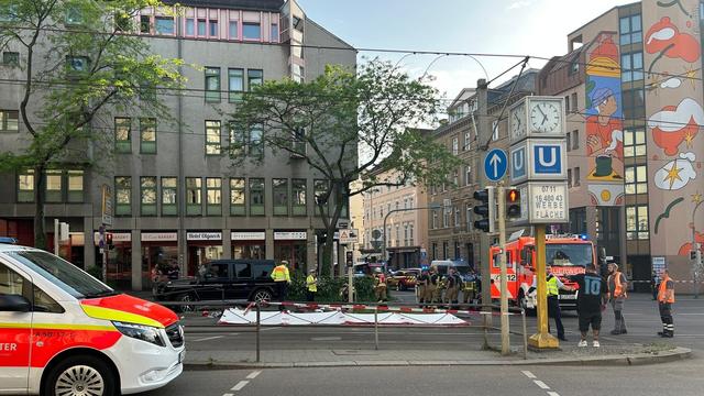 Stuttgart Olgaeck Ein Auto ist in eine Gruppe Personen gefahren.  (Foto: SWR)