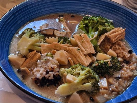 Thaicurrysuppe mit Gemüse, Shitake und Yuba