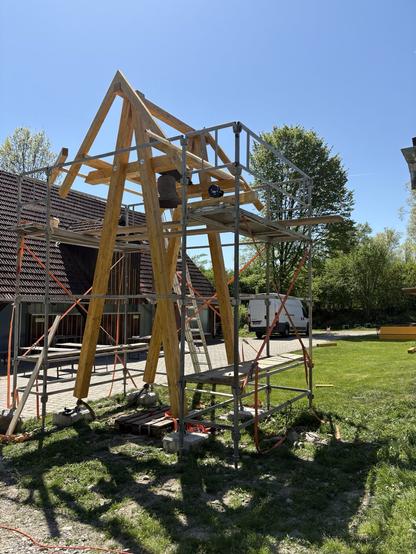 Ein Glockenturm wird aufgebaut, darum noch ein Gerüst.