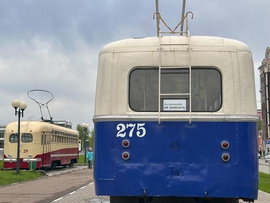 Такие троллейбусы и трамваи возили людей во времена, когда личный автомобиль был роскошью.