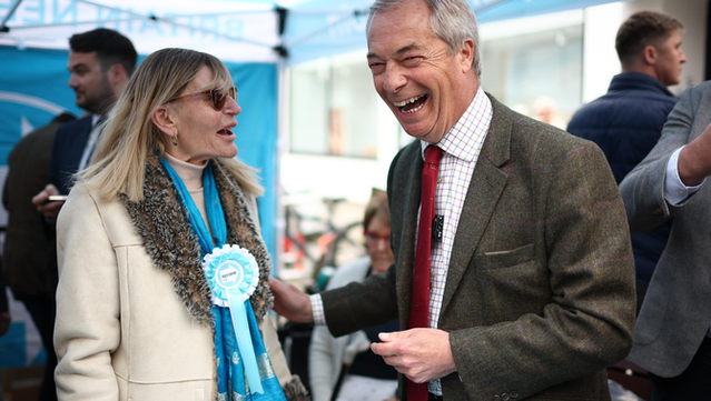 Nigel Farage parla amb una simpatitzant del partit durant la campanya electoral de les municipals parcials ( EFE/EPA/Adam Vaughan )