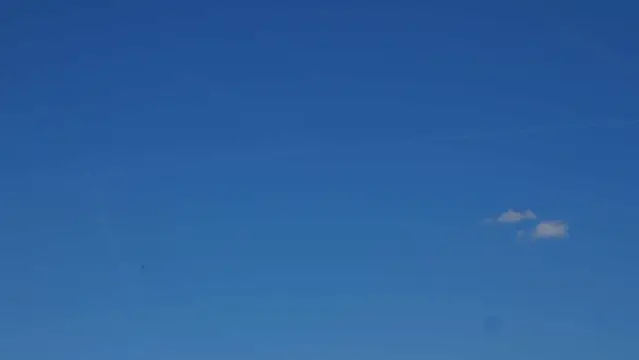 Milktrails (Kondensstreifen) am blauen Himmel