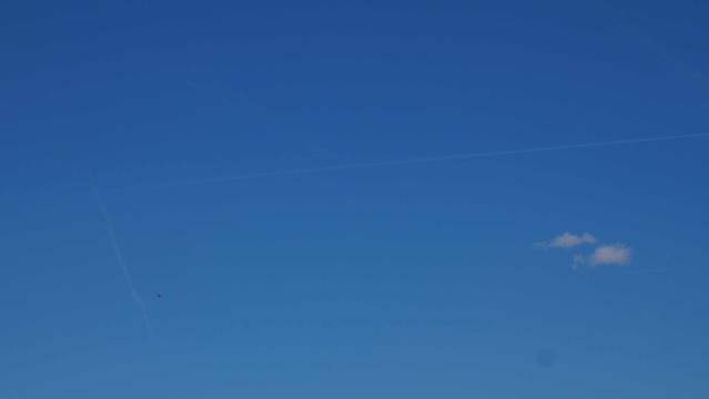 Milktrails (Kondensstreifen) am blauen Himmel