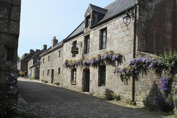 Vieille maison à #Locronan (#Finistère) La place de Locronan est bordée de maisons des XVIe et XVIIe siècles, et conserve en son centre le puits communal. Construction XVIe siècle, XVIIe siècle. Vieille maison ...
Suite 👉 https://monumentum.fr/monument-historique/pa00090084/locronan-vieille-maison
#Patrimoine #MonumentHistorique
Photo CC-BY-SA 4.0 : GFreihalter