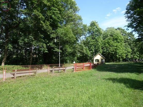 Liliputbahnbahnsteig neben Wiese