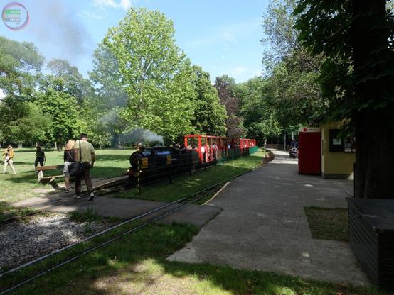 Liliputbahnstation mit Dampfzug
