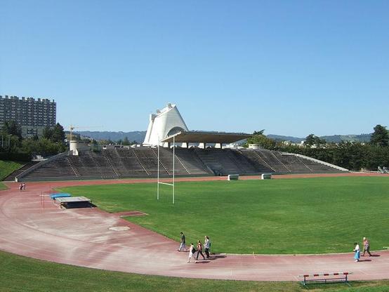 Stade Le Corbusier à #Firminy (#Loire) Indissociable du site de la Maison de la Culture, le stade est étudié par Le Corbusier à partir de 1955 dans le cadre du projet Firminy-vert, réalisé à l'instigation d'Eug...
Suite 👉 https://monumentum.fr/monument-historique/pa00117490/firminy-stade-le-corbusier
#Patrimoine #MonumentHistorique
Photo CC-BY-SA 4.0 : Vincent Granger