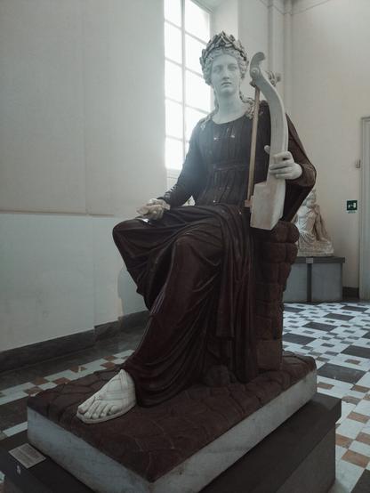 Statua fotografata da davanti-sinistra, foto lievemente filtrata per far risaltare il bianco e il nero.