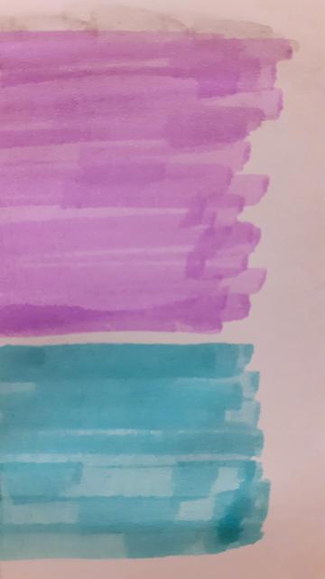 Eine größere rechteckige Lila Farbfläche und darunter eine etwas kleinere hellblaue mit ungleichmäßigen waagerechten Textmarkerlinien gemalt. Die rechte Kannte ist ausgefranst.