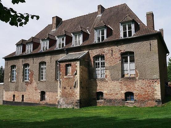 Ancien château comtal à #LeQuesnoy (#Nord) Le château comtal est fondé vers 1160. L'ensemble compose un vaste polygone d'une vingtaine de côtés, aux angles flanqués de petits contreforts plats. Le tout est ento...
Suite 👉 https://monumentum.fr/monument-historique/pa59000197/le-quesnoy-ancien-chateau-comtal
#Patrimoine #MonumentHistorique
Photo CC-BY-SA 4.0 : Camster