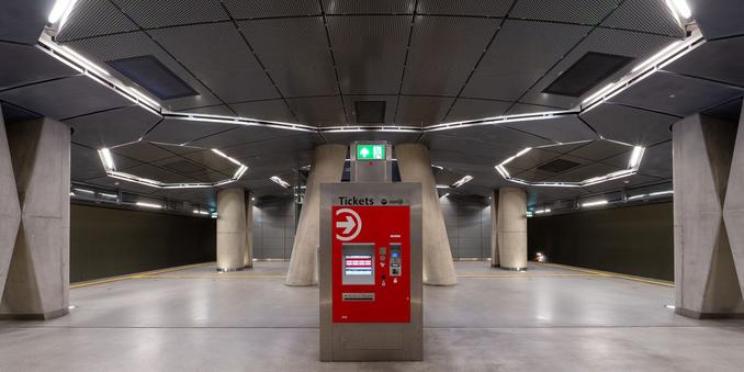 Ansicht der Bahnsteigebene im U-Bahnhof Severinstraße in Köln. In der Mitte steht ein Fahrkartenautomat.