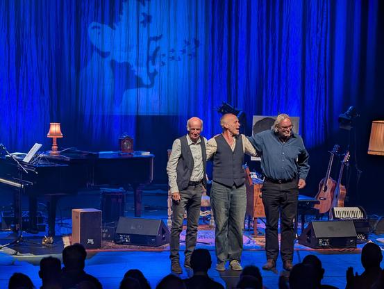 Rob Chrispijn, Stef Bos en Jan Borger staan na afloop van het concert op het podium om het applaus in ontvangst te nemen