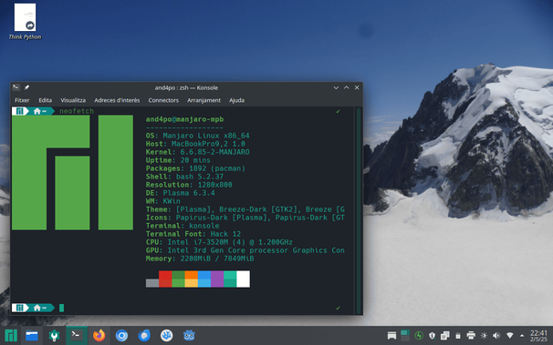 Captura de pantalla d'un escriptori Manjaro Linux amb el sistema d'escriptori KDE Plasma 6. El fons de pantalla és una fotografia del Mont Blanc feta des de l'Aguille du Midi. S'hi veu la terminal Konsole amb la comanda 'neofetch' que mostra tota la informació del sistema amb el logotip de Manjaro en Ascii en un costat. En el gestor de tasques s'hi veuen les següents aplicacions d'esquerra a dreta: Dolphin, Configuració, Konsole, Firefox, Chromium, Thunderbird, VSCodium i Godot Engine.