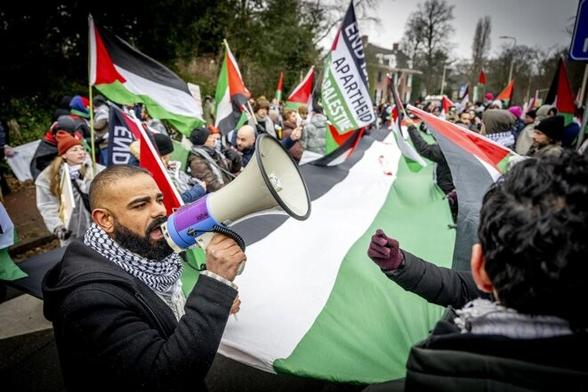 Manifestation+de+militants+pour+la+Palestine+devant+la+Cour+internationale+de+Justice+(CIJ)+à+La+Haye+(Pays-Bas)+lors+de+l'audience+sur+la+plainte+pour+génocide+déposée+par+l'Afrique+du+Sud+contre+Israël+le+11+janvier+2024.+©+Photo+Robin+Utrecht+/+ANP+via+AFP