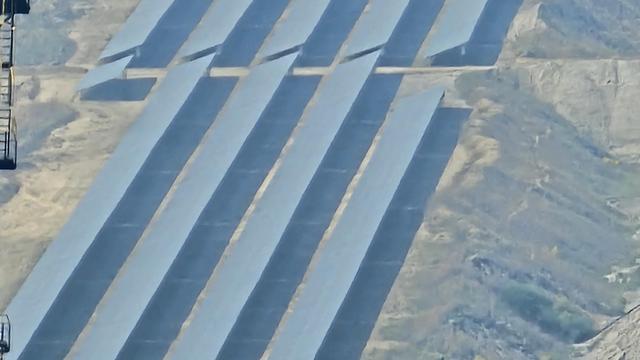 Solarzellen im Tagebau reingezoomt.