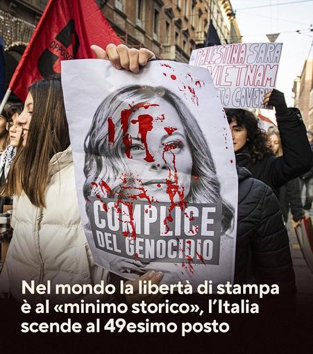 "Nel mondo la libertà di stampa è al «minimo storico», l'Italia scende al 49esimo posto".

Nella fotografia, il volto di Giorgia Meloni insanguinato è mostrato su un cartellone durante un corteo con la scritta: "Complice del genocidio".