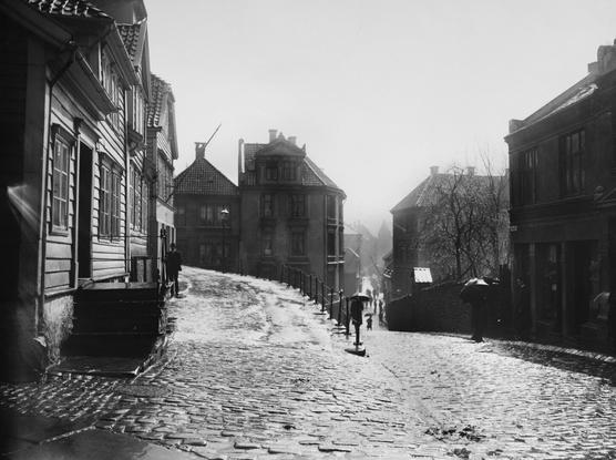 A black and white photo of a rainy Bergen street.