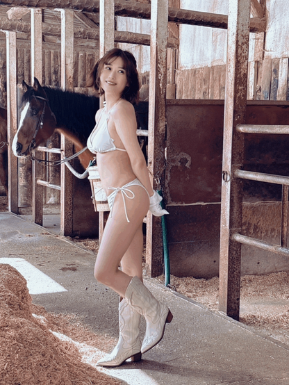 Natsuyoshi Yuuko from Her「Yuuyuu Kichijitsu」Photobook Shoot