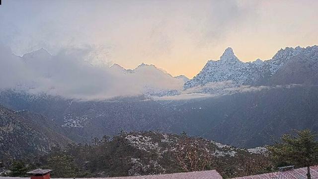 A wide view of several mountains, from left:

- Taboche (6,500 meters/21,325 feet)
- Mount Everest (8,848 meters/29,032 feet)
- Lhotse (8,516 meters/27,939 feet)
- Ama Dablam (6,814 meters/22,355 feet)