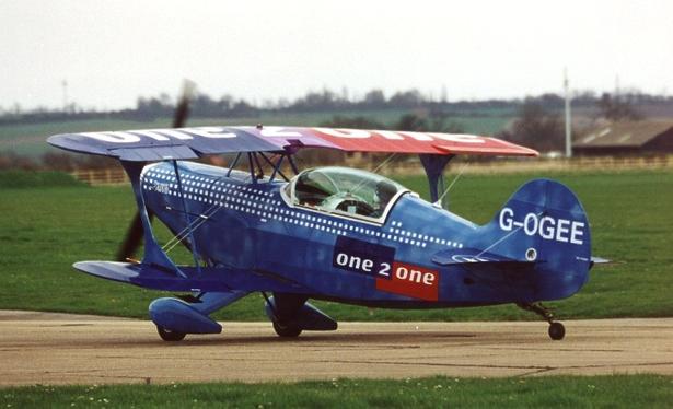 An airplane: Pitts  Special taken during Duxford, 08-04-2001
