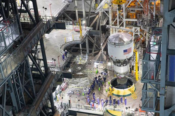 Artemis_II_ICPS_Integration_-_Stacking_Ops_(KSC-20250430-PH-ILW01_0096).jpg