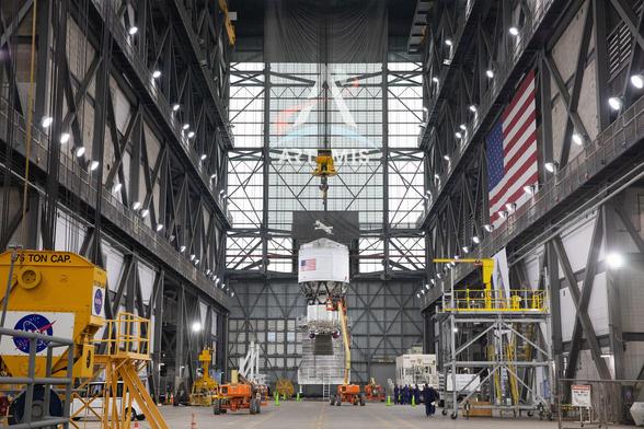 Artemis_II_ICPS_Integration_-_Stacking_Ops_(KSC-20250430-PH-ILW01_0003).jpg