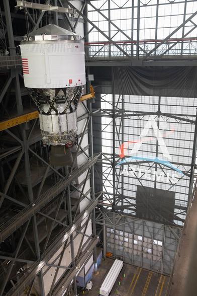 Artemis_II_ICPS_Integration_-_Stacking_Ops_(KSC-20250430-PH-ILW01_0040).jpg