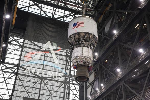 Artemis_II_ICPS_Integration_-_Stacking_Ops_(KSC-20250430-PH-ILW01_0024).jpg