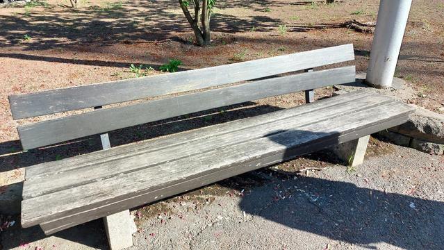 Image taken by 5R-MFT, available under CC-BY-SA. It is made with the thematic map benches in changeset https://openstreetmap.org/changeset/165735675