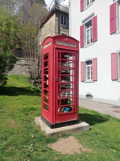 Image taken by Gen_Gavi, available under CC-BY-SA. It is made with the thematic map bookcases in changeset https://openstreetmap.org/changeset/165723035