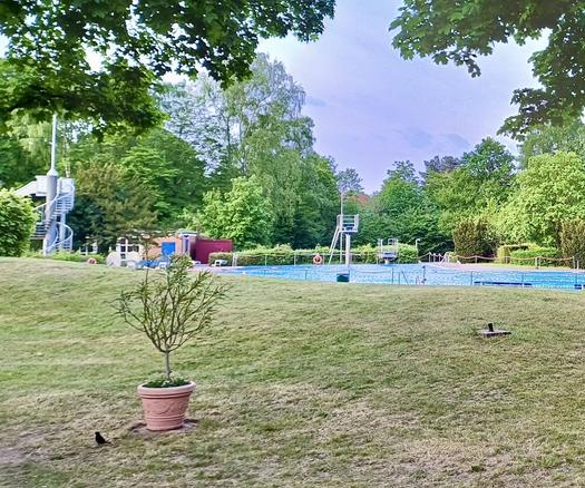 Blick auf Freibad mit Sprungturm