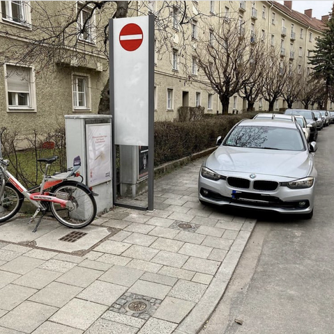 Das Bild zeigt Autos die in München illegal auf dem Gehweg parken.