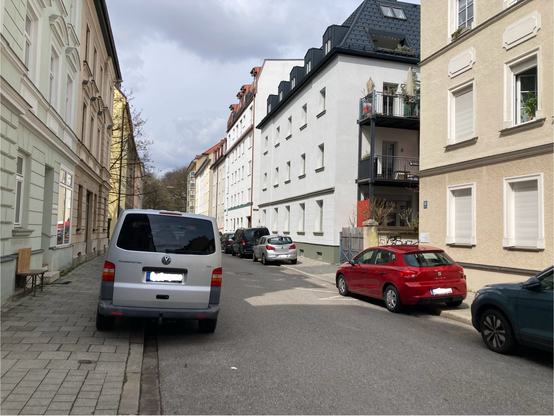 Das Bild zeigt Autos die in München illegal auf dem Gehweg parken.