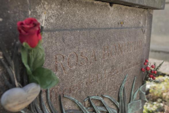 photographie de la tombe de Rosa Bonheur, la peintre animalière, qui repose sous un un petit autel coloré, agrémenté de souvenirs laissés par les passants : pinceaux, fleurs, cœurs en crochet… Photo Anis Martin pour Télérama Sortir