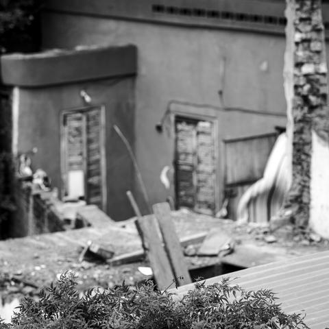 Un chantier de destruction un peu brouillon. J'ai un peu peur de ce que les voisins vont construire à la place !