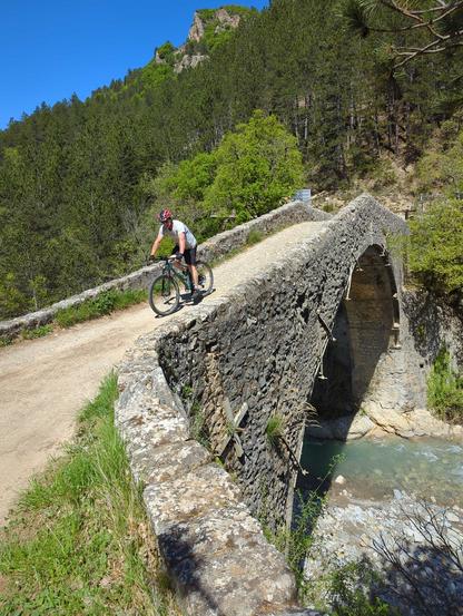 Cycliste sur pont de la reine Jeanne (vallée du vençon)