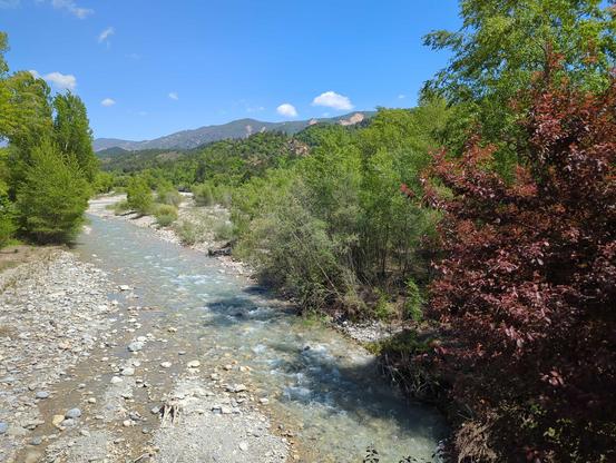 Faute de chemin, vélo dans le lit du vençon (rivière)