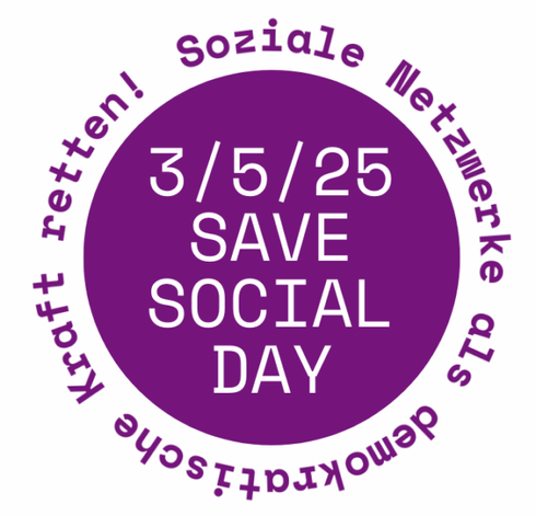 Lilafarbener Button mit der Aufschrift "3/5/24 SAVE SOCIAL DAY" und der Beschriftung drumherum: "Soziale Netzwerke als demokratische Kraft retten!"