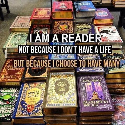 Une pile de livres divers et variés, aux couvertures chatoyantes, avec le message suivant : "i am a reader not because i don't have a life but because i choose to have many"