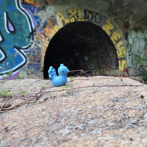Eine blauer Gummipfau vor einem Eingang zu einer Unterführung die Umgeben ist mit Graffiti.
