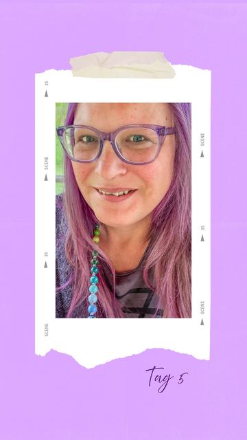 Eine lächelnde Person mit lila gefärbten Haaren und passender Brille blickt in die Kamera. Sie trägt eine bunte Perlenkette in Grün- und Blautönen. Das Bild ist von einem weißen Polaroid-Rahmen umgeben, der auf einem fliederfarbenen Hintergrund mit der Aufschrift „Tag 5“ unten rechts montiert ist. Ein Stück Tesafilm oben am Rahmen verleiht dem Bild einen Collage-Stil.