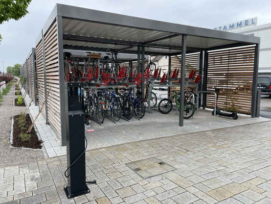 Fahrradsbstellanlage an einem Bahnhoh mi Überdachung, zweigeschossig und einer Servicesäule