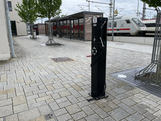 Moderne Radabstellanlage an einem Bahnhof