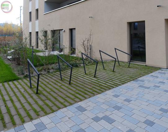 Fahrradbügel vor Wohnhaus in spitzwinkeligem Design