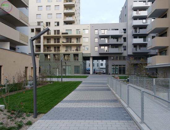 Fußweg in Neubauviertel-Innenhöfen