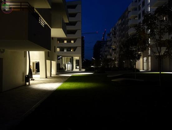 Neubauviertel-Innenhöfe bei Nacht
